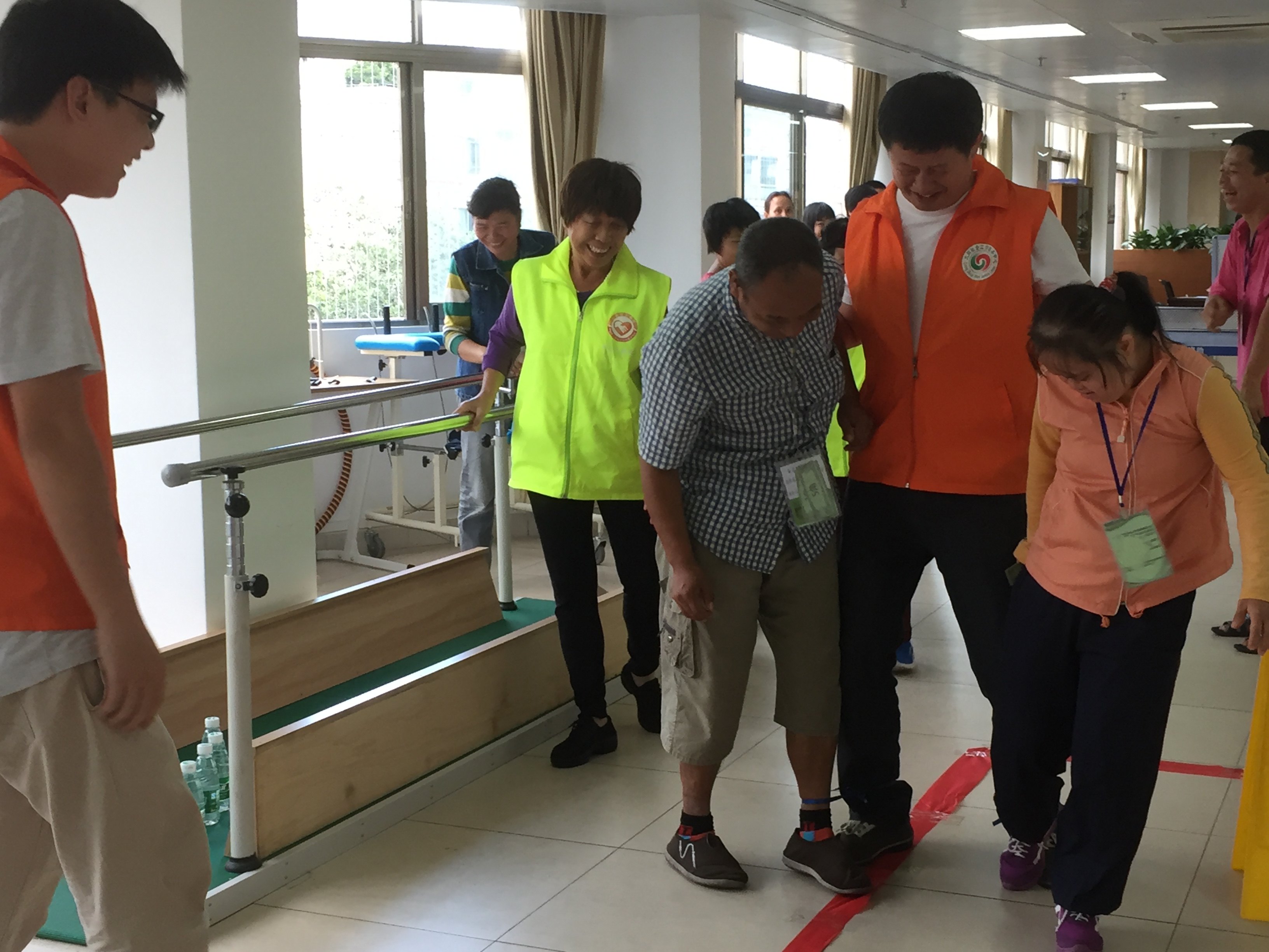 图六：社工与残疾人一起参与.jpg